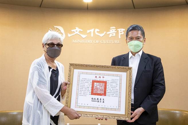 文化部长李永得（右）代表颁赠总统褒扬令，由良山兄（陈合山）遗孀黄金叶代表受赠。（文化部提供）