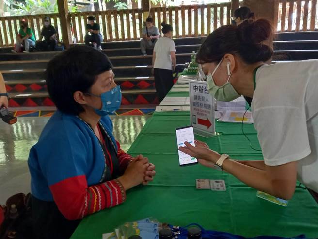 今健保署选在嘉义县阿里山乡达娜伊谷举办首场「虚拟健保卡在地培力训练」，现场还有虚拟健保卡绑定现场教学。（嘉义基督教医院提供∕吕妍庭嘉义传真）