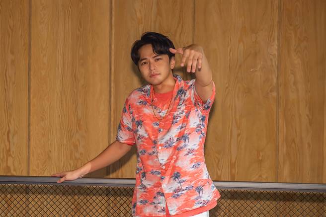 杨铭威以正港班导师身分回归《机智校园生活》。（TVBS提供）