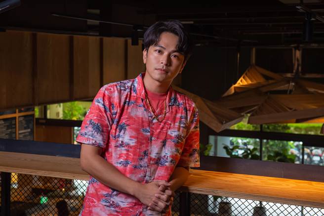 杨铭威在《机智校园生活》一人分饰两角。（TVBS提供）