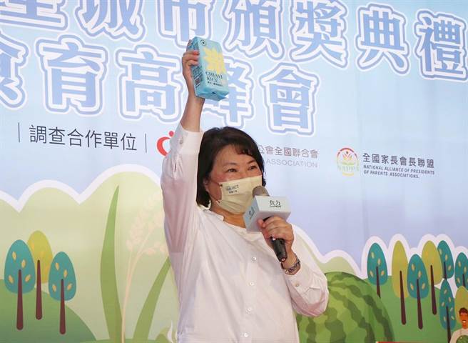 嘉義市長黃敏惠今天北上領獎，特別推薦台農82號「幸福嘉義米」。（嘉義市政府提供／廖素慧嘉市傳真）