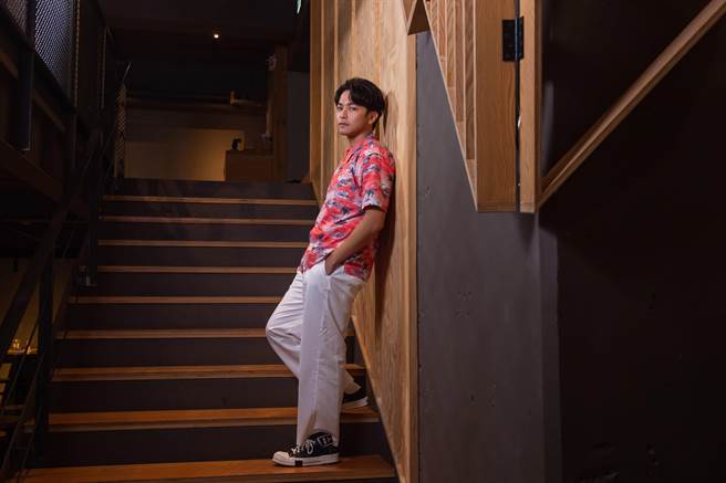 杨铭威在《机智校园生活》一人分饰两角。（TVBS提供）