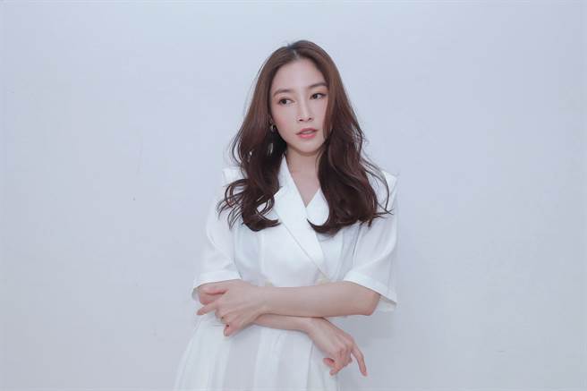 张家玮一身白衣仙气飘飘。（民视提供）