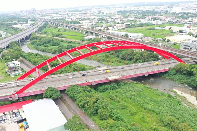 台中市桥梁养护绩效评鑑是全国各县市中的优等生，今年交通部特别选定虹扬桥举办桥检实地训练。（建设局提供／谢琼云台中传真）