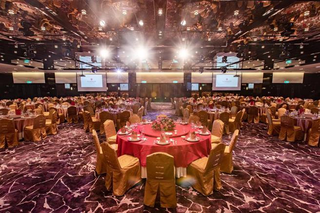 （天成饭店集团旗下台北天成大饭店、台北花园大酒店、世贸国际会馆抢婚宴商机，满额赠欧风城堡蜜月行。图／世贸国际会馆提供）