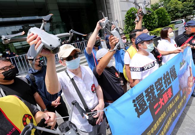 「313反不平等空域联盟」4日前往交通部前陈情，指民航局遥控无人机规则已施行2年多，但对自然人部分仍不友善，限制非常多，提出自然人可申请夜间飞航，及持有证照者届期换证不重考两大诉求。（黄世麒摄）