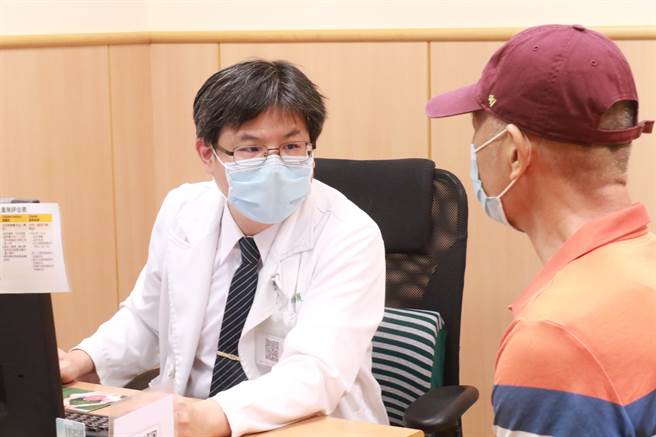 余政展鼓勵病人接受治療。(台中慈濟醫院提供)
