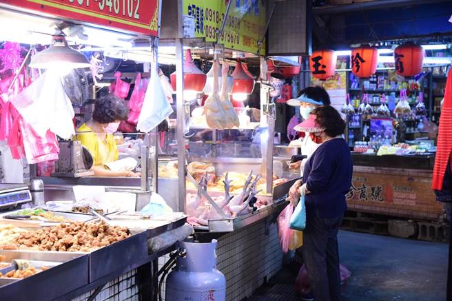 經濟部中部辦公室7月舉辦傳統市集「半價銅板購」行銷活動促進市場經濟，其中，花蓮市公有傳統市場包括重慶、中華及復興市場均加入行列，讓民眾以50元的價錢購入原價100元以上的商品。（花蓮市公所提供／羅亦晽花蓮傳真）