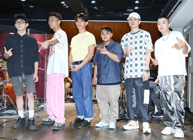 张凯喆（左起）、同理、柏霖PoLin、邱军、阿兰、ACE今为演唱会彩排。（陈俊吉摄）