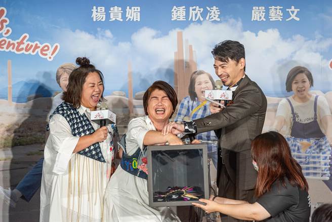 严艺文（中）挑战恐怖箱，露出惊恐表情。（桂田文化艺术基金会提供）