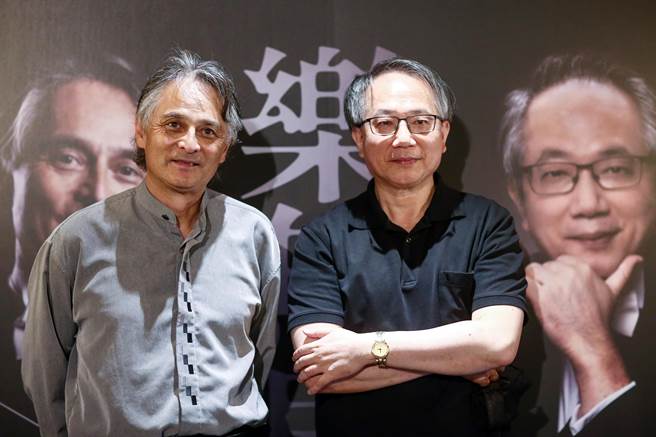 国家交响乐团自2020年起与台积电文教基金会合作《乐无界教育计画》，以各种不设限的合作模式，持续累积台湾文化实力；今年扩大规模并创下音乐界首例，由NSO前后任音乐总监准·马寇（左）、吕绍嘉两位大师连袂携手合作，将以「作曲家领航」、「指挥家领航」两大主轴，推动今年乐界教育计画，期许能藉大师的引领，让台湾音乐人才有更宽广的视野。（邓博仁摄）