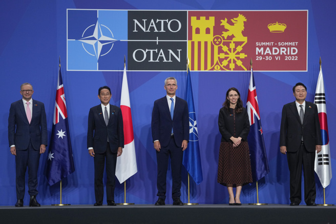 6 月 29 日在西班牙馬德里舉行北約峰會上，韓國新任總統尹錫悅（右1)與澳大利亞總理艾博年(左1)、日本首相岸田文雄(左2）、北約秘書長史托爾滕貝格（中）、紐西蘭總理雅阿德恩（右2)以印太經濟框架夥伴國領導人身份合影。（圖／美聯社）