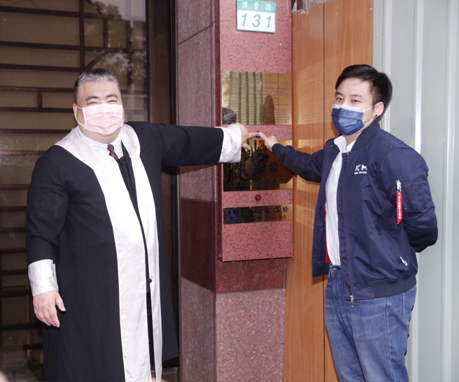 国民党委托律师告发网路粉专「翁达瑞」毁谤。（陈怡诚摄）