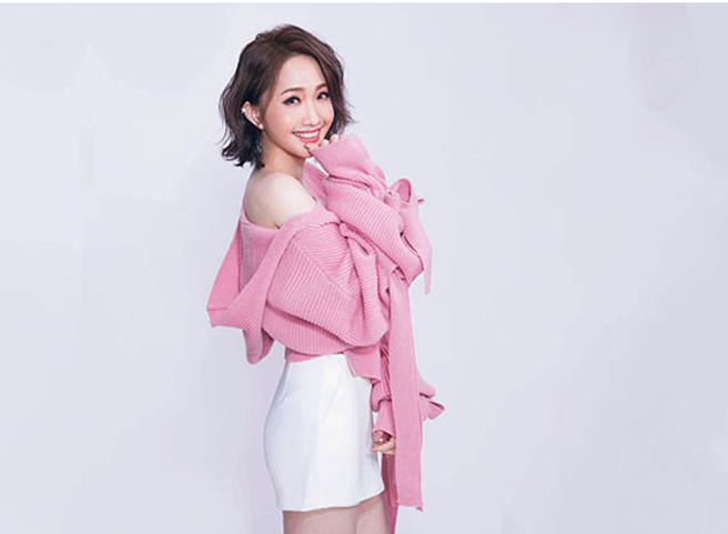 朱俐靜過去演唱第一屆旺旺孝親獎得獎歌曲〈媽媽和我的相片〉時，屢屢想起病逝的母親。（時報周刊）