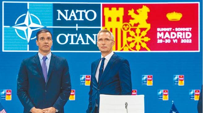 北约秘书长史托腾柏格（右）和西班牙总理桑杰士（左）在西班牙马德里的北约峰会地点发表演讲。（摘自NATO官网）