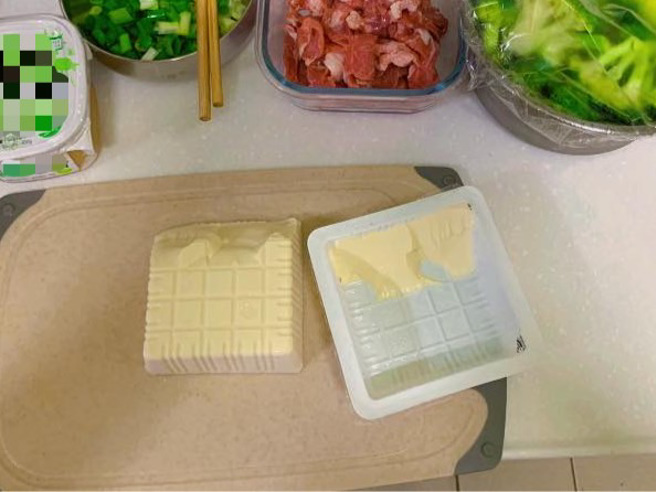 一名男网友透露，自己十年来未曾完整把豆腐倒出来过。（图／翻摄自脸书社团爆废公社）