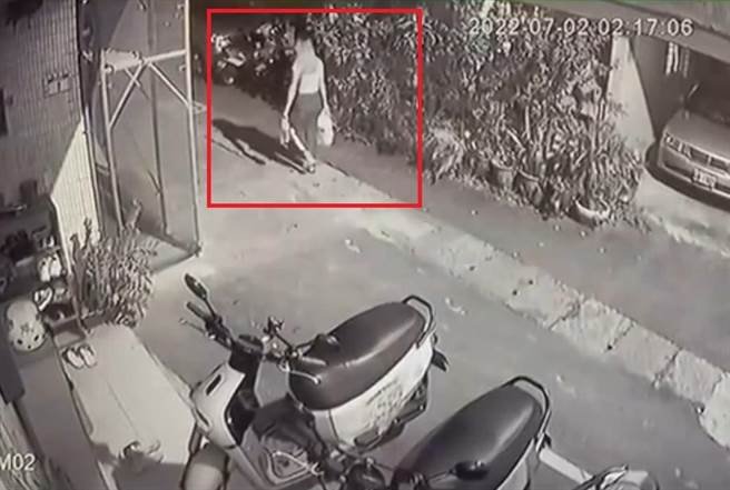 新北市中和區日前一名38歲阮姓女子因為被分手，要求復合又被拒，竟持汽油瓶至前男友家縱火。（警方提供／李奇叡新北傳真）