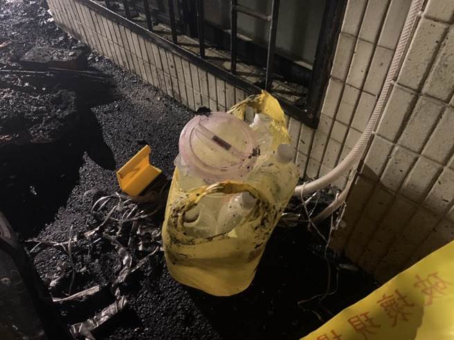 阮女用來犯案的汽油瓶。（警方提供／李奇叡新北傳真）