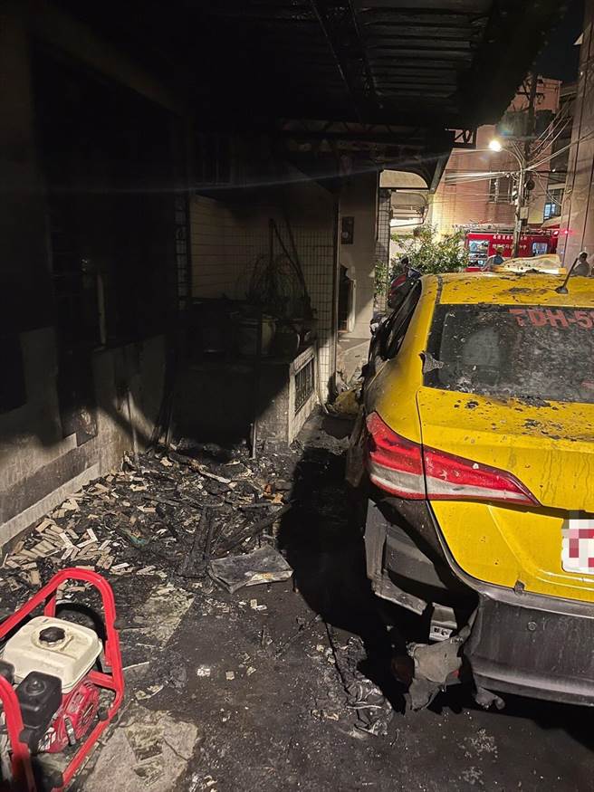 屋主的生財工具計程車後保險桿燒毀。（警方提供／李奇叡新北傳真）