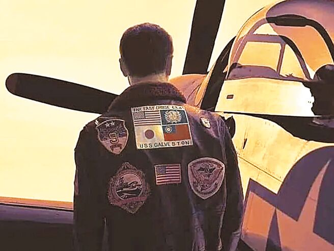 好莱坞电影《捍卫战士2》中，汤姆克鲁斯飞行夹克出现中华民国国旗（见图）。（摘自派拉蒙影业）