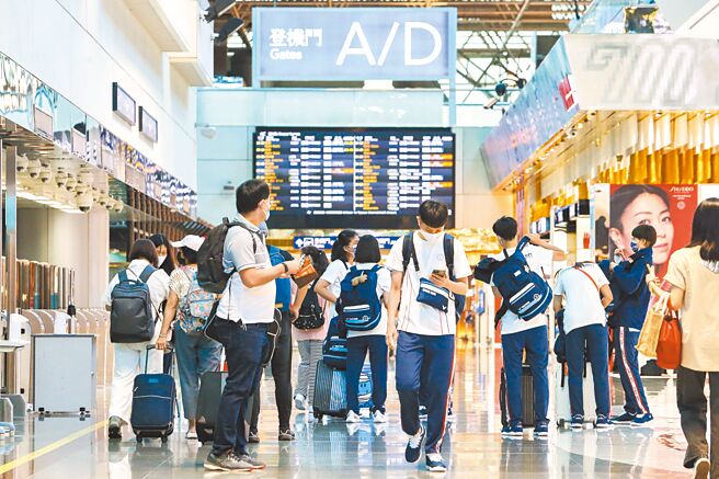 中央流行疫情指挥中心缩短入境检疫天数后，大幅增加民眾出国意愿，昨天是暑假第一天，据桃机统计出境人数达6395人，超过入境5077人。图为桃园机场出境旅客。（陈麒全摄）