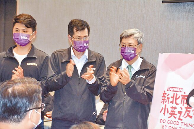 民進黨新北市長提名人選遲遲未定，立委羅致政昨明確表示，「請黨中央無需將我列入市長候選人考量，個人已沒有參選意願！」圖為前副總統陳建仁（後右）、民進黨立委羅致政（後中）出席新北市小英之友會關懷據點成立大會，見證揭牌儀式。（中央社）