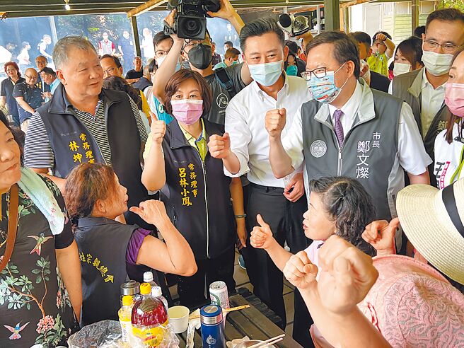 桃園市長鄭文燦3日領著民進黨桃園市長參選人、新竹市長林智堅，和桃園林氏宗親問好，被認為頗有「拔樁」意味？（蔡依珍攝）