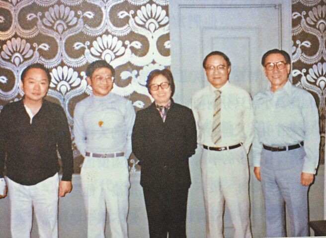 古龍（左起）、倪匡、孫淡寧、金庸和蔣緯國等好友早年合影。（明窗出版提供）