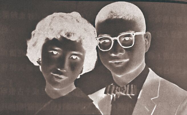 1959年倪匡（右）與妻子李果珍的結婚照。（明窗出版提供）
