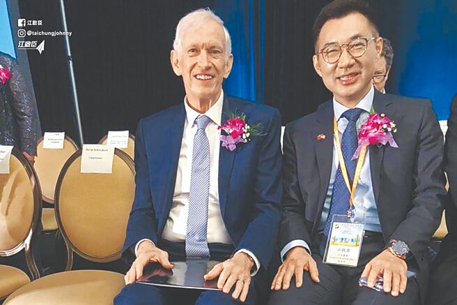 國民黨立委江啟臣（右）率團訪美，與美國在台協會（AIT）理事主席莫健同台。（翻攝江啟臣臉書）