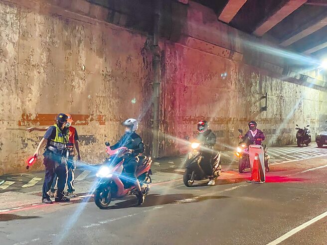 新北市汐止警分局偕同新北市環保局、基隆監理站祭出「抓噪大執法」，在加強稽查期間開罰85萬元。（新北市汐止警分局提供／李奇叡新北傳真）