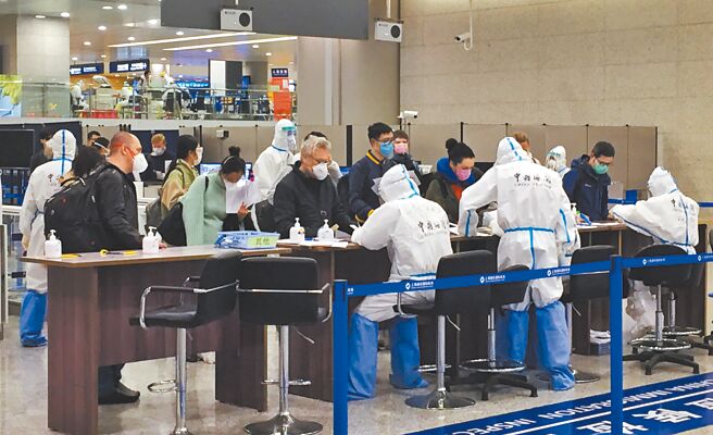 大陸華頓經濟研究院近日發布「2022年中國百強城市排行榜」，長三角城市在十強中占4席。圖為上海浦東國際機場對入境旅客進行流行病學調查的資料照片。（新華社）