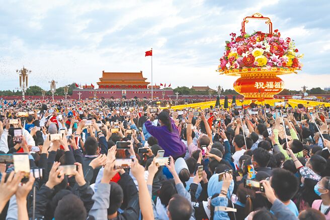 安徽合肥一所官方人工智慧研究院1日在社交平台上传短片及图文，指该机构可利用人工智慧技术，识别中共党员的生物特徵，以判断他们接受思想政治教育时是否专注等。图为2021年大陆群眾到北京天安门广场观看十一升旗仪式。（中新社）