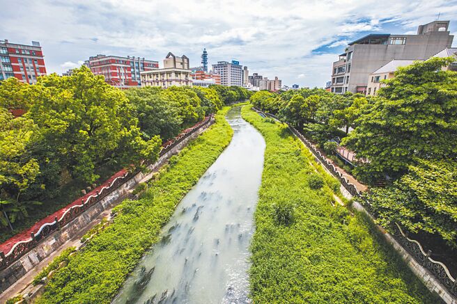 竹北市豆子埔溪将以2亿整治环境，在中下游的亲水生活区将加强亲水空间营造。（罗浚滨摄）
