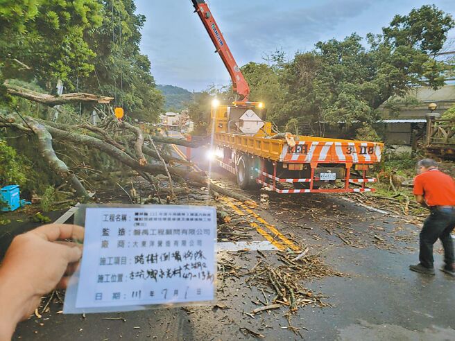 古坑鄉通往華山的雲210線1棵4層樓高大樹半夜因雨水沖刷倒下橫躺馬路中央，雲林縣府工務處長汪令堯接到電話，致電開口契約廠商老闆立即搶災，清晨6點就恢復通行。（雲林縣政府提供／周麗蘭雲林傳真）