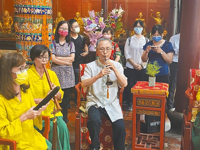 台南南管館閣「振聲社」已有229年歷史，「振聲社」館先生蔡芬得（左三）獲登錄台南市傳統表演藝術「南管」保存者。（曹婷婷攝）