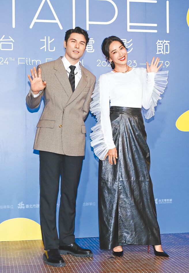 凤小岳（左）跟隋棠昨日带着新作品《欢迎光临 二代咖啡》到台北电影奖。（陈俊吉摄）