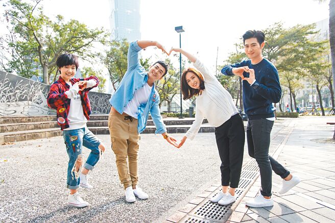 嚴正嵐（左起）、李沛旭、小薰、言明澔主演《只為你停留》建立好交情。（中視提供）