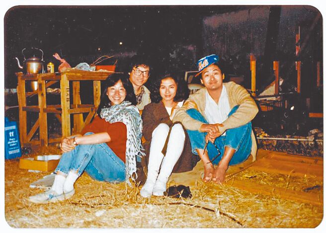 张婉婷（左起）、罗启锐和主角锺楚红、周润发曾一起合作电影《秋天的童话》。（资料照片）