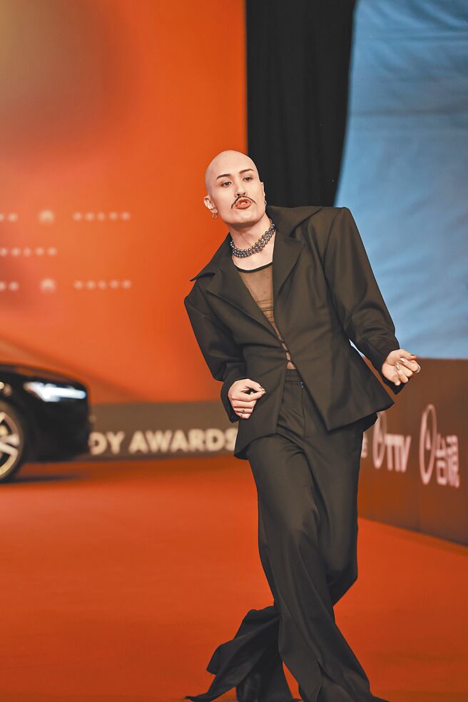 今年堪称镁光灯吸引机的黄宣，他的全新造型鬍获得不少讨论。（台视提供）