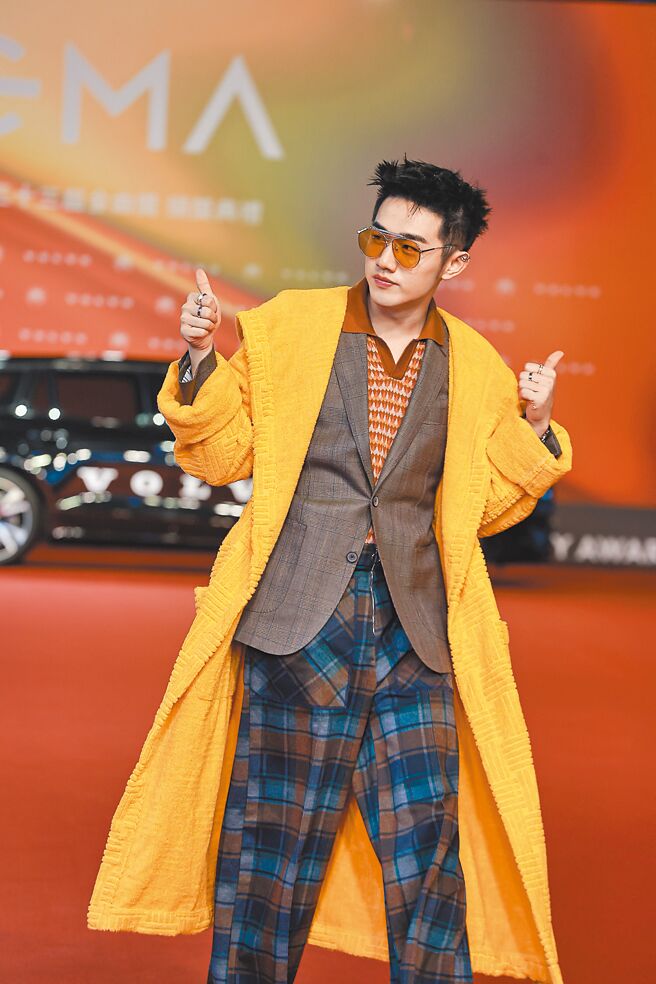 李权哲夺得最佳专辑制作人奖，来自「台北市内湖区」的中二感言，令观眾喷饭，他穿BV橘色外套配Gaute Bespoke西装，个性十足。（台视提供）