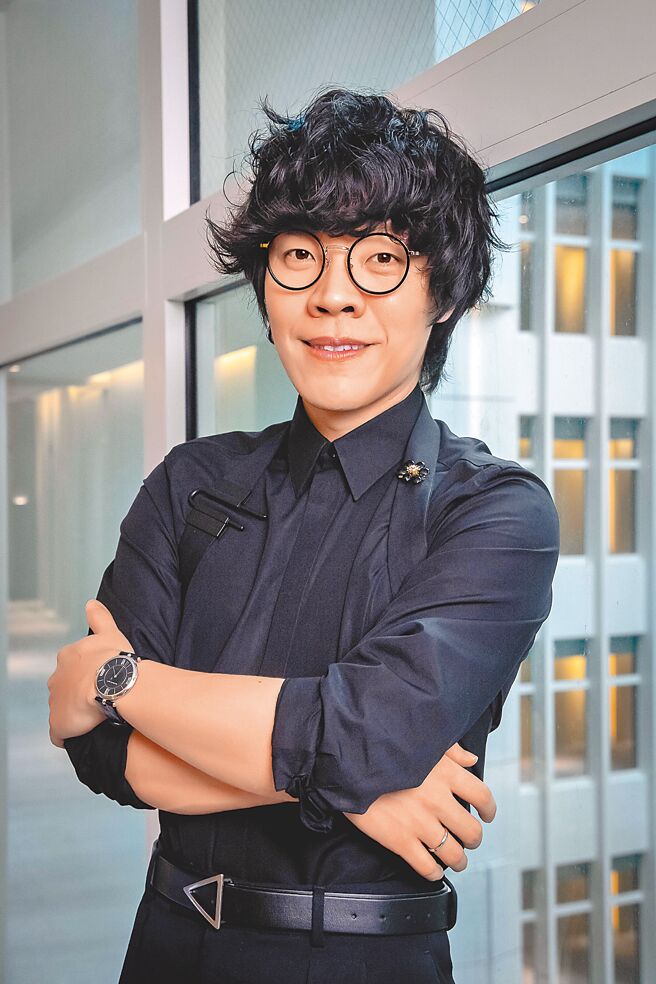 卢广仲以一身黑色服装搭配低调又有品味的VCA做为舞台造型，可说零失分。（VCA提供）