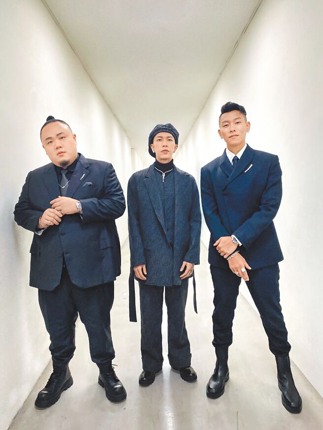 顽童MJ116三人以帅气的海军蓝套装搭配法国Fred首饰，抢眼度百分百。（Fred提供）