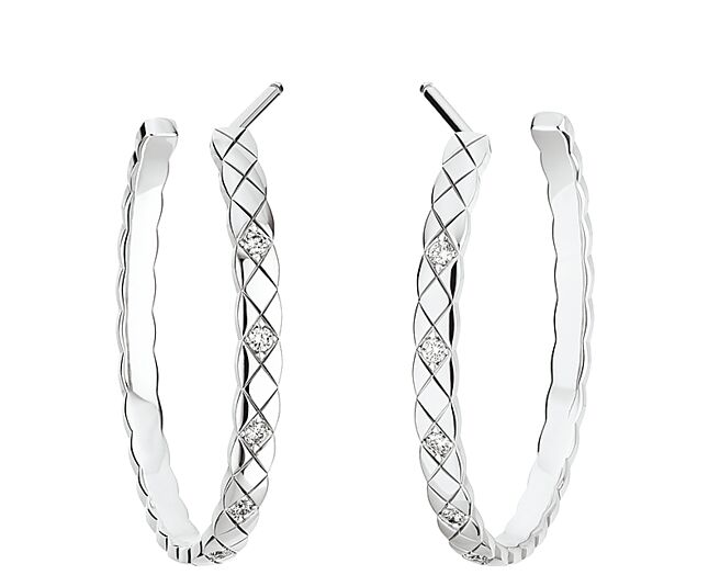 9m88表演时佩戴香奈儿Coco Crush圈式耳环以18K白金镶嵌钻石，价值25万3000元。（CHANEL提供）