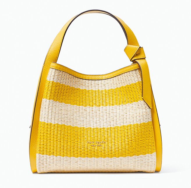SOGO復興館Kate spade Knott條紋草編中號斜揹包，1萬1400元。（SOGO提供）