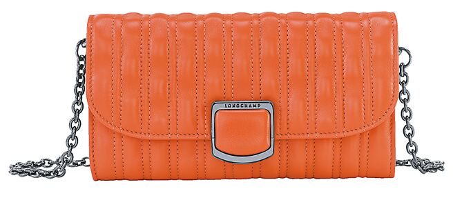 板橋大遠百慶遠東百貨55周年LONGCHAMP Brioche Eponge鍊帶錢包，價格店洽。（板橋大遠百提供）