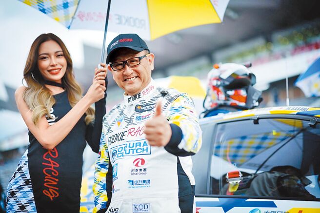 TOYOTA社长丰田章男（右）参与日本富士赛道24小时耐久赛。（和泰汽车提供）