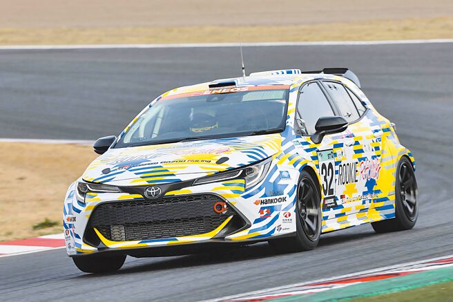 和泰汽车今年正式成为ROOKIE Racing 2022年赛季的赞助商，和泰集团赞助商车贴露出于TOYOTA COROLLA H2 CONCEPT氢动力赛车前保杆轮拱侧。（和泰汽车提供）