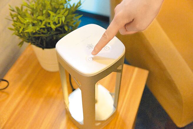 飞利浦UV-C感应语音杀菌灯，除了具备语音提醒使用者避免暴露在紫外线下，更有长按3秒才能启动的安全开关。（昕诺飞提供）