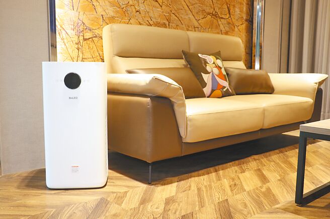 华兴集团的「紫外线抗菌空气清净机」，搭载了三重过滤功能，以及UV-C技术主动为滤网灭菌消毒，更能加入精油香氛使用。（华兴集团提供）